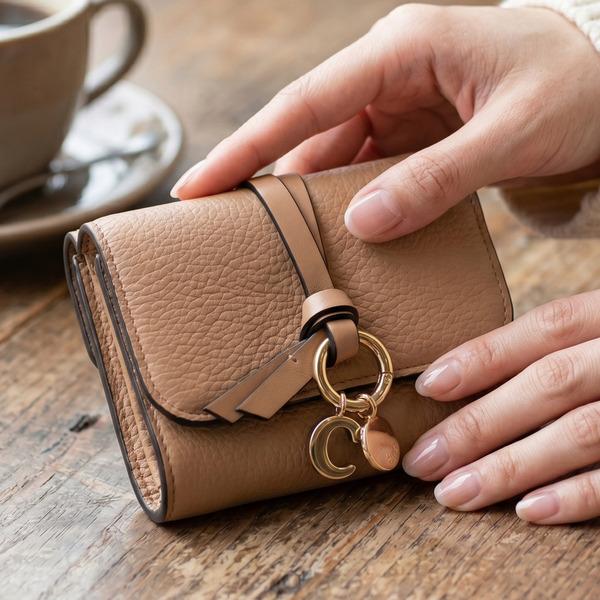 クロエ 三つ折り財布 アルファベット ミニ財布 ブラウン レディース CHLOE CHC21WP945F57 26X