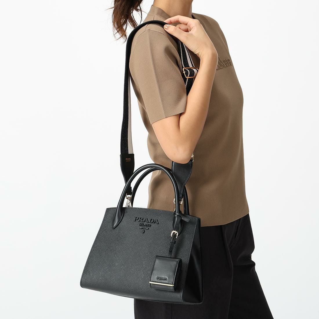 ｕｓｅｄ　ＰＲＡＤＡ　ビーズ刺繍　パーティー　手提げバッグ　アイボリー✕ブラック プラダ ハンドバッグ ショルダーバッグ モノクローム Sサイズ ブラック