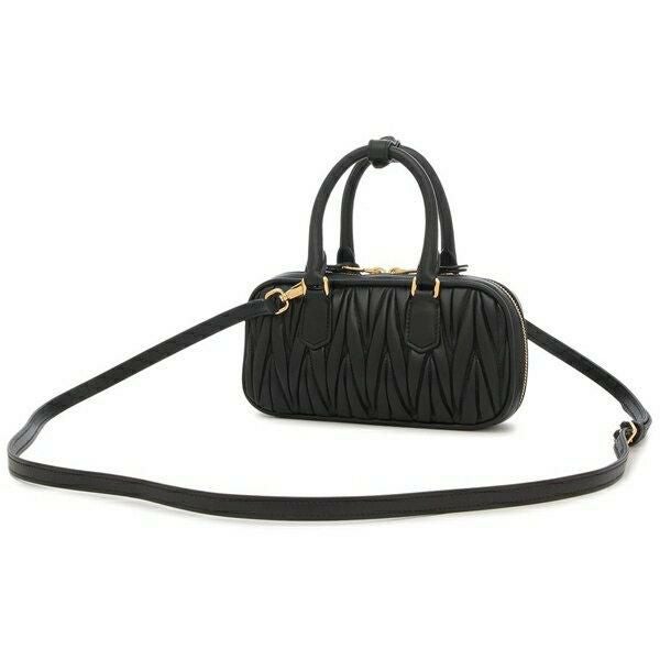 miu miu ブラック パーティーバッグ 投資買いは冬が正解。「MIU MIU」の横長バッグ、毎日使えるサイズ感は